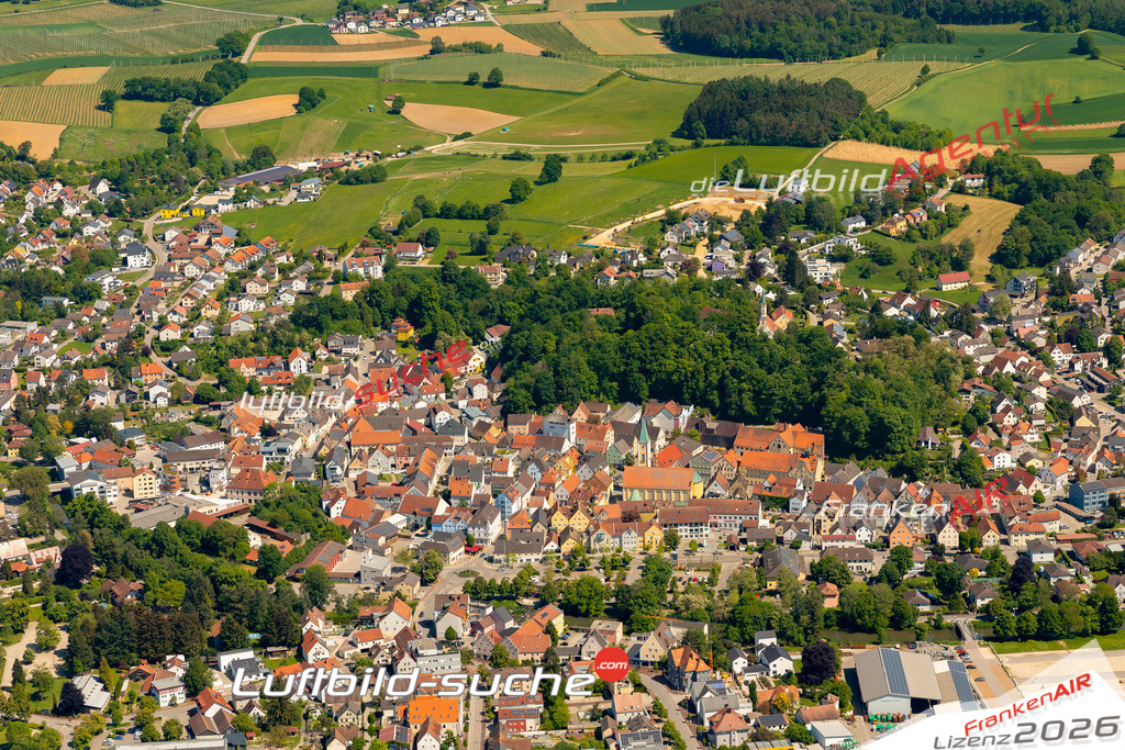Das Luftbild zeigt :  Mainburg - Die Luftaufnahme wurde 2024 vom UL-Flugzeug aus erstellt ( keine Drohne ) - Hochauflösende Luftaufnahme - Für grossformatige Ausdrucke geeignet. Die Geschenkidee !Mit Lizenz und Bildrechte bestellbar