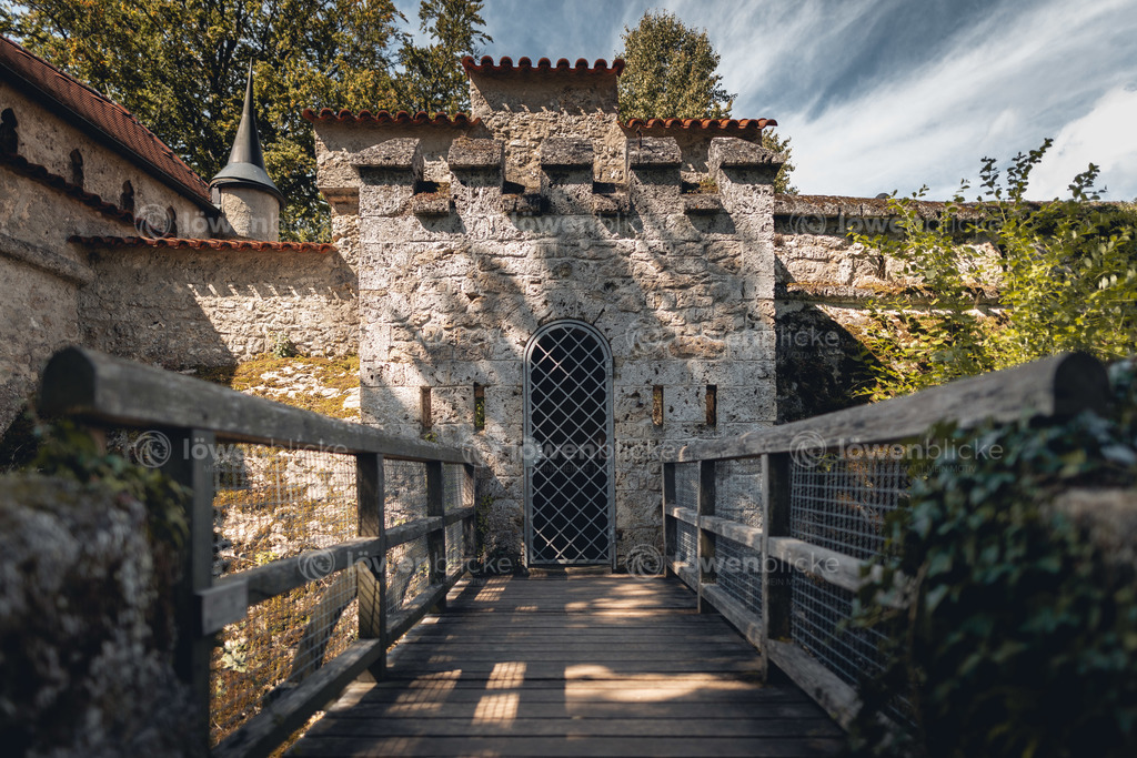 Burgtor beim Schloss Lichtenstein im Sommer | löwenblicke | shop