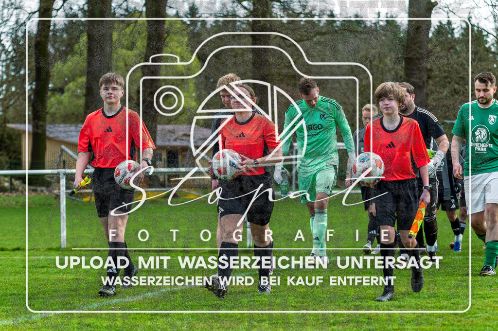 FGFS-SGA-1005 | Katharina Schreider (Schiedsrichter), Eike Alexander Wöbse (Schiedsrichterassistent) und Justin Brandt (Schiedsrichterassistent) beim Herren Kreisliga HK Spiel zwischen  FG Fulde-Stellichte und SG Allertal im Fulder Zentralstadion, Fulde (Simon Paul Stopat) - Realisiert mit Pictrs.com