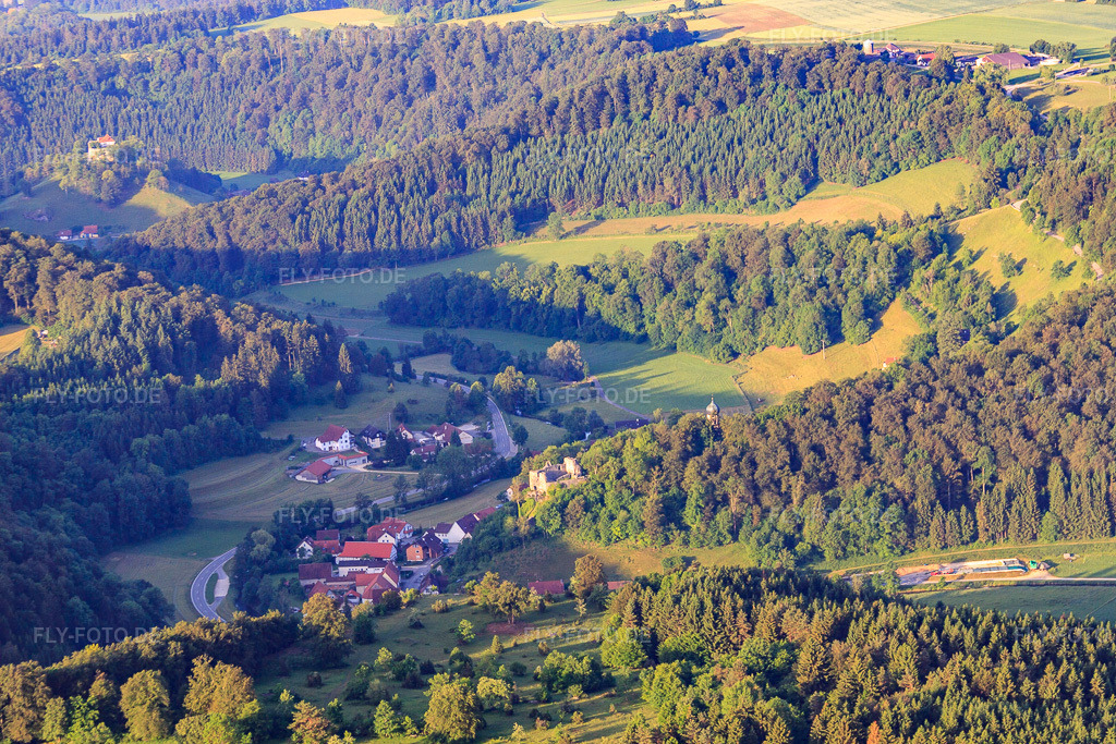 Luftbild: Dorfansicht im Tal der Großen Lauter mit Burgruine im Ortsteil Hundersingen in Münsingen im Bundesland Baden-Württemberg in Deutschland. Foto: IMG_67617.jpg vom 09.06.2014 durch Werner Riehm/FLY-FOTO.deAuflösung des Originals: 4752 x 3168 px