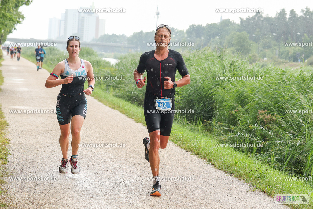 LUR_1419 | 34. M-net Erlanger Triathlon 2025 #erlangertriathlon  #mnettriathlon2025 #mnettriathlon #team #olympischedistanz #mitteldistanz #triathlon #maindonaukanal  #erlangertriathlon2025 #yourpictrs #tv1848 #tv1848erlangen  #triathlonbayern #sportinerlangen #demsportverbunden #sportshot_your_pictrs Copyright: www.sportshot.de