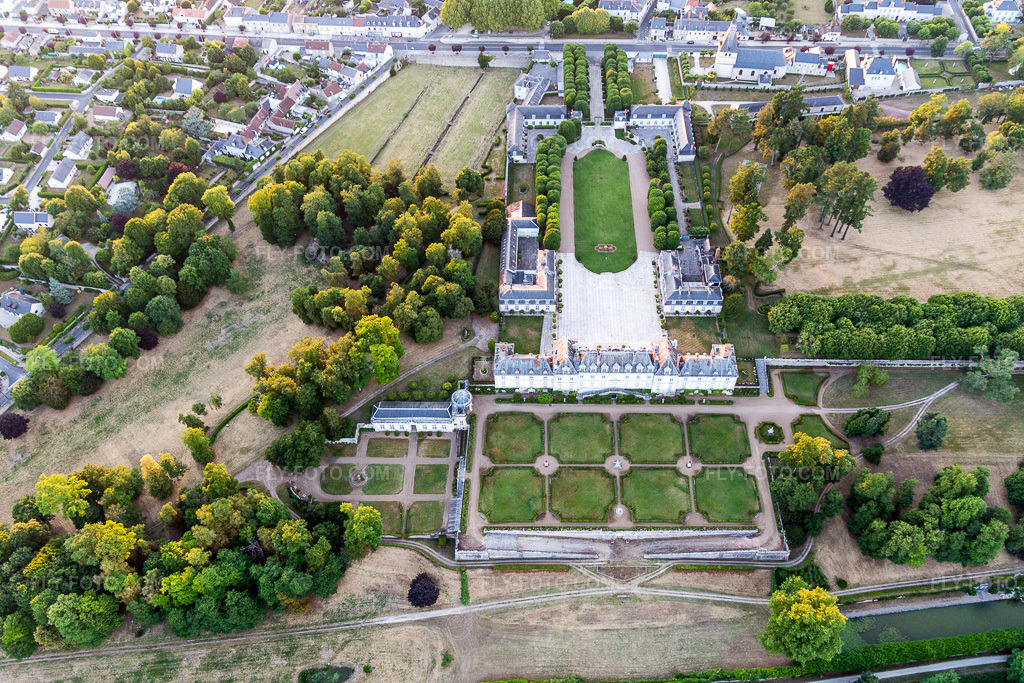 Aerial view: Park of the Château de Menars on the Loire in Menars in the state Loir et Cher, France. – Photo: IMG_101077.jpg taken on 06/23/2017 by Werner Riehm/FLY-FOTO.com – Resolution of the original: 5472 x 3648 px