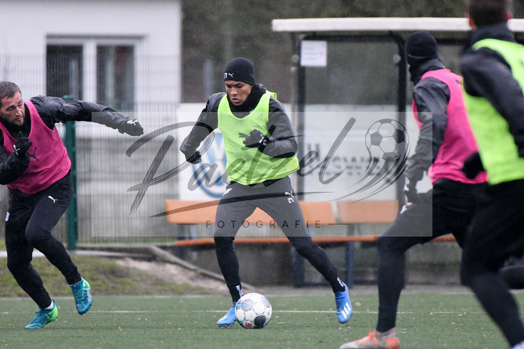 20200213_TRAOSN_0018 | Fussball, Herren: Felix Agu (VfL Osnabrueck) in Aktion, am Ball, Einzelaktion waehrend der Trainingseinheit des VfL Osnabrueck im Sportpark Illoshoehe am 13.02.2020 in Osnabrueck, Deutschland. - Realisiert mit Pictrs.com