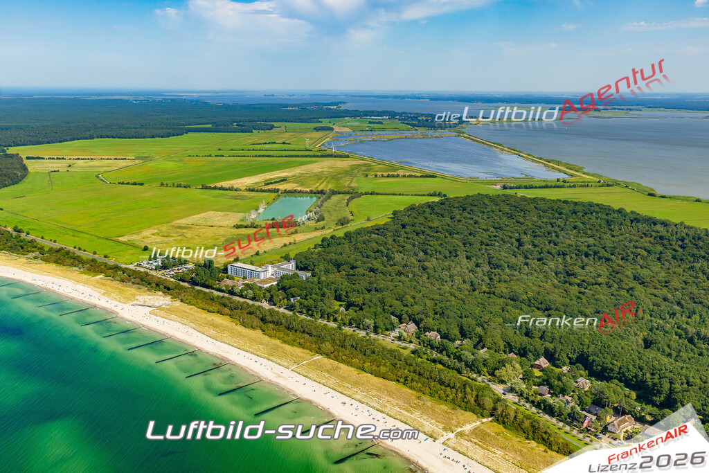 Bild der Stadt Ahrenshoop - Die Luftaufnahme wurde 2025 vom UL-Flugzeug heraus erstellt ( keine Drohne ) - Hochauflösende Luftaufnahme - für professionelle Ausdrucke geeignet. Die Geschenkidee !Hier alle&nbsp;Infos zur Lizenzierung der LuftaufnahmeWir fliegen auch dieses Jahr wieder in Ihre Region um Luftbilder zu erstellen.- Luftbild anfragen