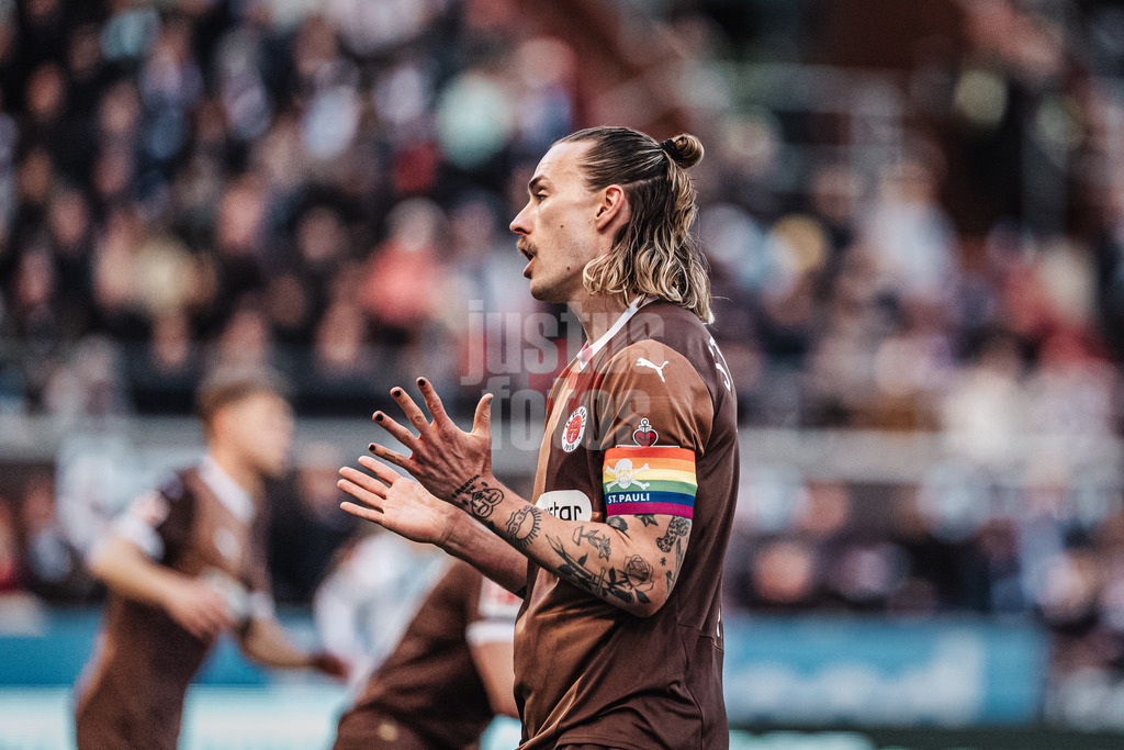Fußball | Männer | Saison 2024/2025  | Fußball-Bundesliga | 28. Spieltag | FC St. Pauli vs. Borussia Mönchengladbach | 06.04.2025 | Jackson Irvine (#7, FC St. Pauli) ärgert sich