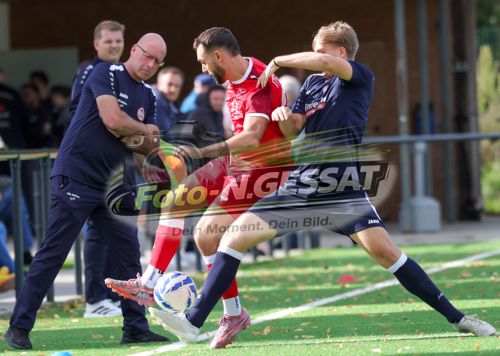 VfL Holsen - TV Elverdissen | Auf dem Bild zu sehen: schwarz VfL Holsen: Jannis Wippermann ; rot TV Elverdissen: Robert Lipkowski VfL Holsen, TV Elverdissen, Saison 26/27, Kreisliga A, Holsen, Deutschland - Realisiert mit Pictrs.com