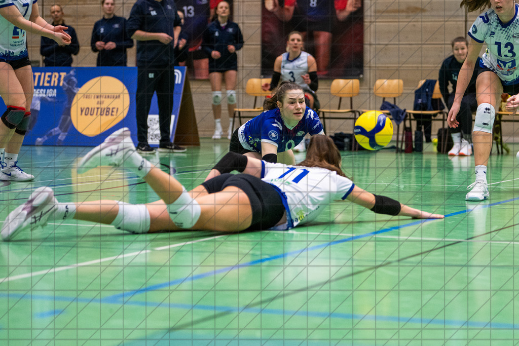 2. VBLF Nord 25/26 | Spiel 4097 | VC Osnabrück vs. Team 48 Hildesheim | MASSELINK Lisanne (VC Osnabrück e.V. #11) und DELL Dina (VC Osnabrück e.V. #9) tun alles um den Ball vorm Boden zu retten. //  21.02.26: 2. VBLF Nord 25/26 | Spiel 4097 | VC Osnabrück vs. Team 48 Hildesheim / Osnabrück / Deutschland  //   CREDIT:www.bullenfotos.de, Martin König, Hörner Weg 40, D-49078 Osnabrück, +4917663732967 // Nutzung und Weitergabe nur zu den vereinbarten Zwecken. Presseanfragen an Ersteller. Alle Rechte beim Ersteller. Honorierung nach MFM. - Realisiert mit Pictrs.com