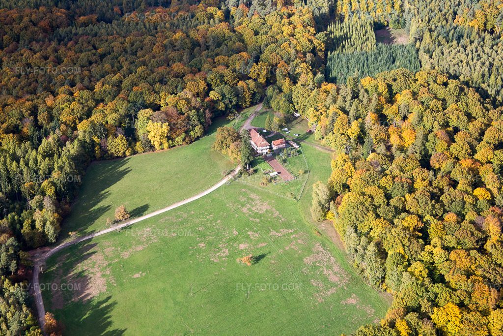 Aerial view: View of the town in Nehwiller-près-Wœrth in the state Bas-Rhin, France.Photo: IMG_084617.jpg taken on 10/23/2015 by Werner Riehm/FLY-FOTO.comResolution of the original: 5472 x 3648 px