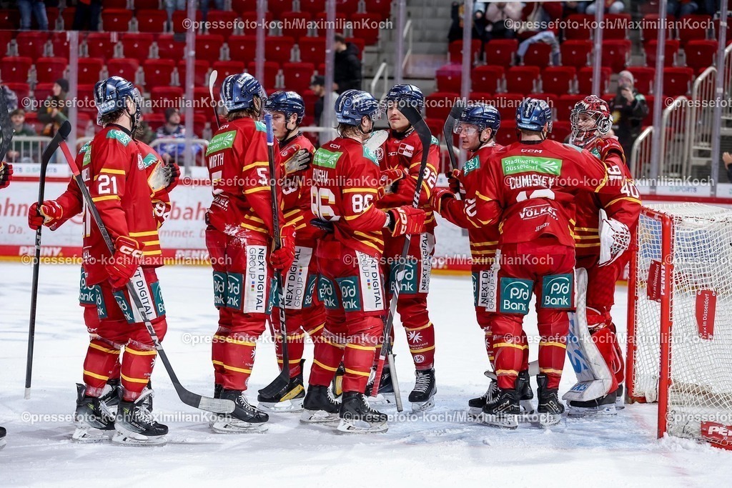 DEG02012501062 | 02.01.2025, Eishockey, Penny DEL, Düsseldorfer EG - ERC Ingolstadt, PSD-BANK Dome: Abschlussjubel nach dem 4:1 Sieg. Die Mannschaft steht zufrieden auf dem Eis