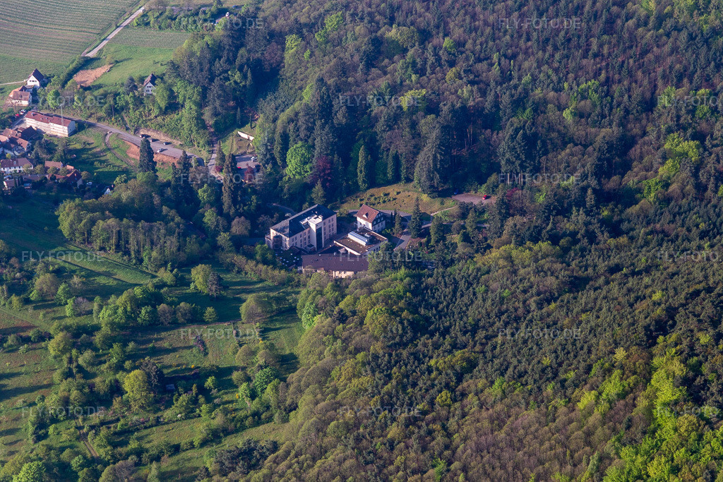Luftbild: Privatklinik in Gleisweiler im Bundesland Rheinland-Pfalz in Deutschland. Foto: IMG_113918.jpg vom 01.05.2019 durch Werner Riehm/FLY-FOTO.de