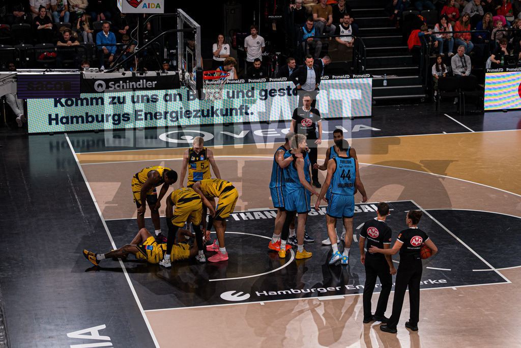 Basketball I Herren I Bundesliga I Saison 2025/2026 I 8. Spieltag I Veolia Towers Hamburg - MHP Riesen Ludwigsburg | CONTRAST ZERØ MEDIA - Realisiert mit Pictrs.com