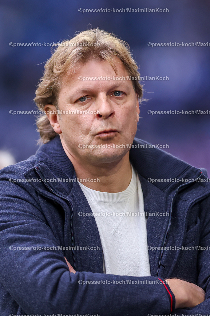 Schalke10112402111 | 10.11.2024, Fußball, FC Schalke 04 - SSV Jahn Regensburg, 2. Fußball Bundesliga, Veltins-Arena Gelsenkirchen, Saison 2024 2025: Youri Mulder (S04 Sportdirektor) DFB regulations prohibit any use of photographs as image sequences and or quasi-video.