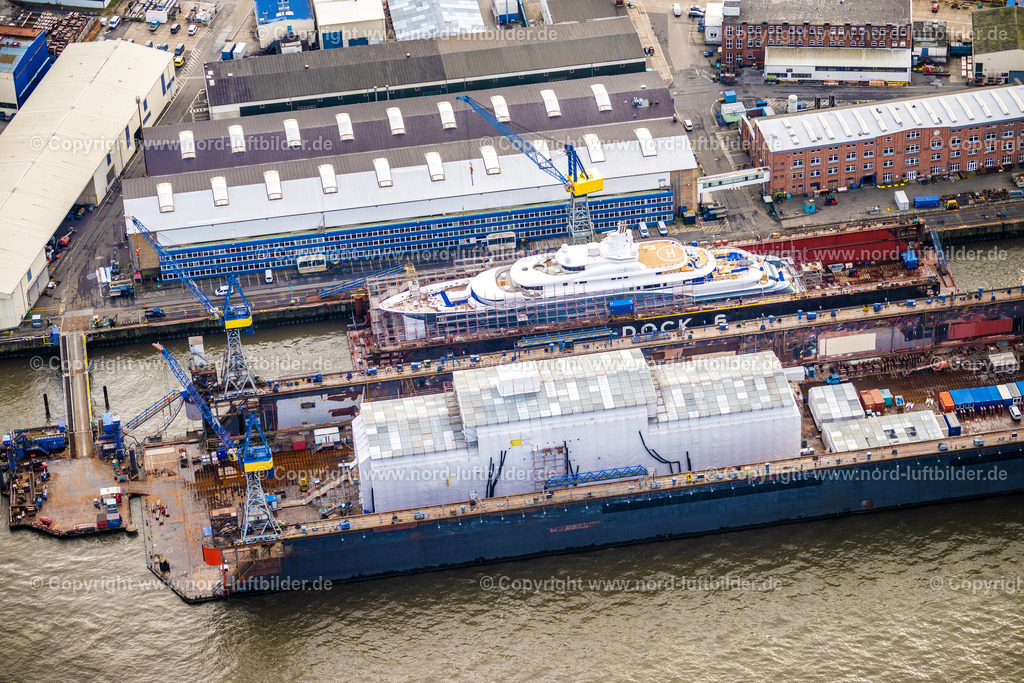 Hamburg_Steinwerder_Blohm_und_Voss_Werft_Luxus_Yachten_ELS_3664040223 | HAMBURG 04.02.2023 Werftgelände der Blohm + Voss im Ortsteil Kleiner Grasbrook in Hamburg. Weiterführende Informationen bei: Blohm+Voss B.V. & Co. KG,  NVL B.V. & Co. KG - Naval Vessels Lürssen. // Shipyard - site of the Blohm + Voss in the district Kleiner Grasbrook in Hamburg. Further information at: Blohm+Voss B.V. & Co. KG,  NVL B.V. & Co. KG - Naval Vessels Luerssen. Foto: Martin Elsen