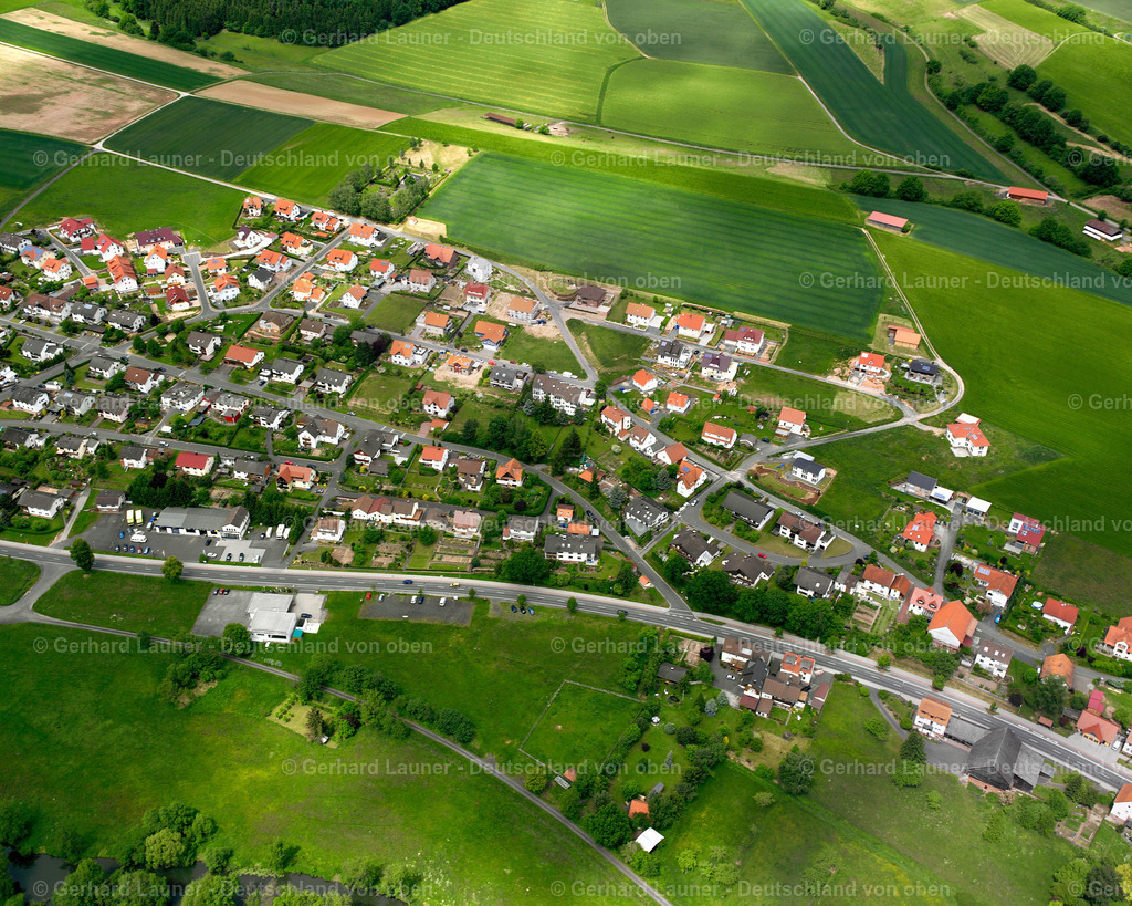 2615622 | SCHLITZ 09.06.2006 Landwirtschaftliche Nutzflächen und Feldgrenzen  umsäumen das Siedlungsgebiet des Dorfes in Schlitz im Bundesland Hessen, Deutschland // Agricultural land and field boundaries surround the settlement area of the village  in Schlitz in the state Hesse, Germany Foto: Gerhard Launer
