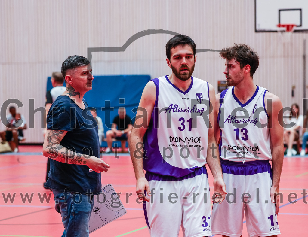 2022-05-15_013_SpVgg_Altenerding_gegen_TSV_Muenchen-Forstenried | Erding, Deutschland, 15.05.2022:
Basketball, Bezirksliga 2021 / 2022, Play-Offs, SpVgg Altenerding gegen TSV München-Forstenried, Endergebnis: 55:57

Trainer Christos Takis Paraschidis (SpVgg Altenerding), Sasa Sukovic (SpVgg Altenerding, #31), Jonah Timothy Richardson (SpVgg Altenerding, #13)

Foto: Christian Riedel / fotografie-riedel.net