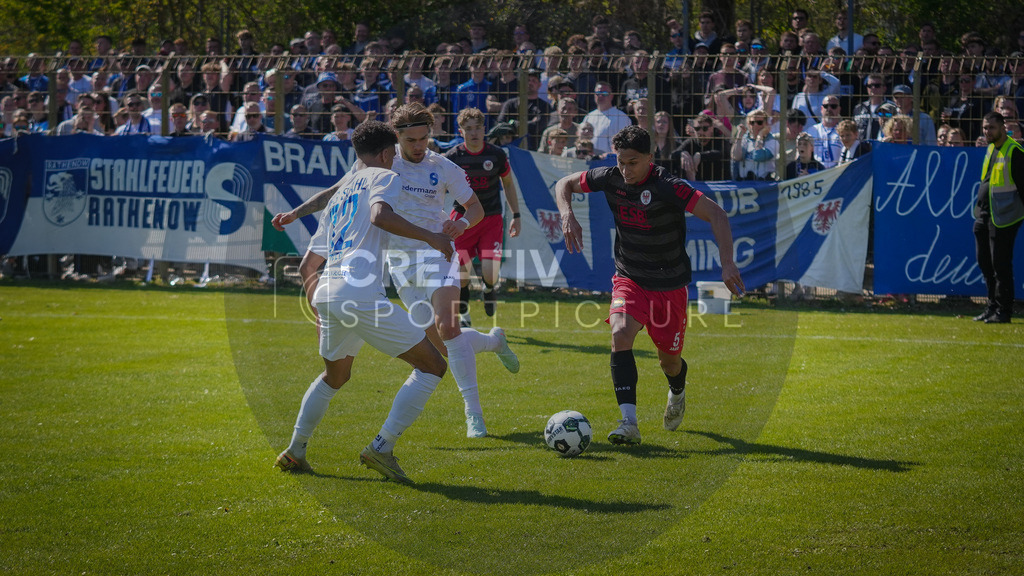 Fußball, Herren, Saison 2025/2026, Brandenburgliga, 23. Spieltag, Brandenburger SC Süd 05 vs. BSG Stahl Brandenburg, Samstag 25.04.2026, Werner-Seelenbinder-Sportplatz Brandenburg an der Havel | Fußball, Herren, Saison 2025/2026, Brandenburgliga, 23. Spieltag, Brandenburger SC Süd 05 vs. BSG Stahl Brandenburg, Samstag 25.04.2026, Werner-Seelenbinder-Sportplatz Brandenburg an der Havel, Im Bild: Sebastian Hoyer (l. Stahl) und Pedro Guilherme Souza Rocha (r. Süd) - Realisiert mit Pictrs.com