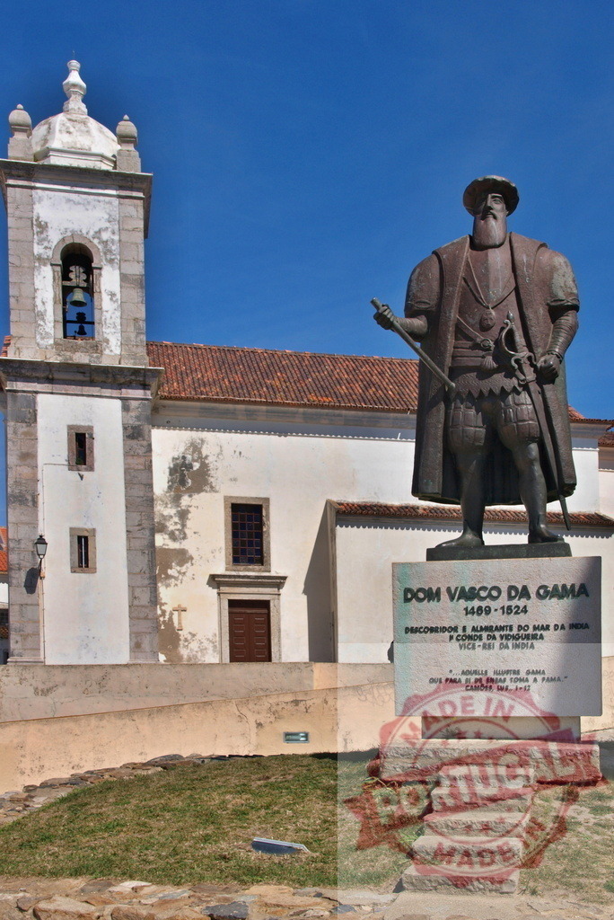 Vasco da Gama statue fronting Igreja Matriz de Sines | Vasco da Gama statue standing in front of the historic church in Sines, Portugal - Realized with Pictrs.com