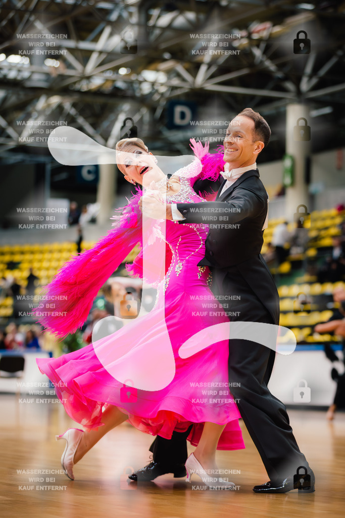 Hessen Tanzt WDSF Open Senior I Standard 16th (41) Robert Rothmiller _ Yvonne Rothmiller (Gelb-Schwarz-Casino München)-2025-05-17-7168 | Webshop for digital downloads and prints of dance sport, event & show photographer Julian Link - Realisiert mit Pictrs.com