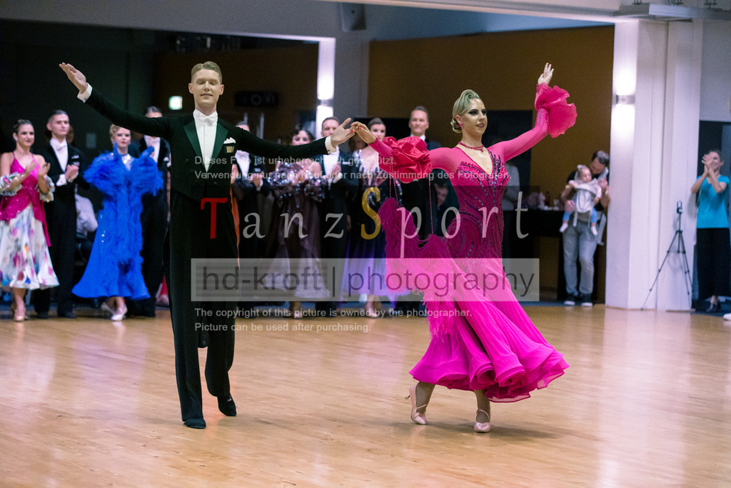 20250906_LM_By_HGR-S-Std_7091 | Tanzsportbilder, Standardtanz, Lateintanz, WDSF, DTV, LTVB, dancecomp, goc, hessen tanzt, blaues band der spree, walzer, tango, wiener walzer, slowfox, quickstepp, samba, rumba, cha-cha-cha, paso doble. jive, hd-kroft photography, turniertanzsport