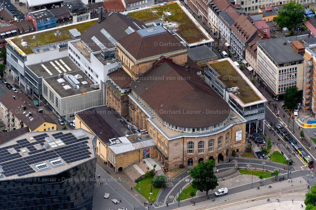 4032840 | Das Theater Freiburg ist das älteste und größte Theater in der Stadt Freiburg im Breisgau. Es befindet sich am Rande der Freiburger Altstadt an der Ecke Bertoldstraße und Platz der Alten Synagoge. Das Gebäude vereint vier Spielstätten unter einem Dach: das Große Haus, das Kleine Haus, die Kammerbühne und den Werkraum
