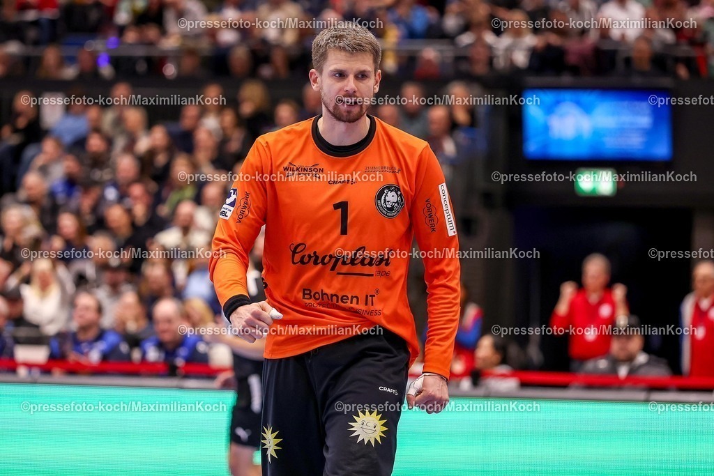 BHC22022601119 | 22.02.2026, Handball, HBL, Bergischer HC - Füchse Berlin, Mitsubishi Electric HALLE Düsseldorf: Torhüter Christopher Rudeck (BHC #01) jubelnd 