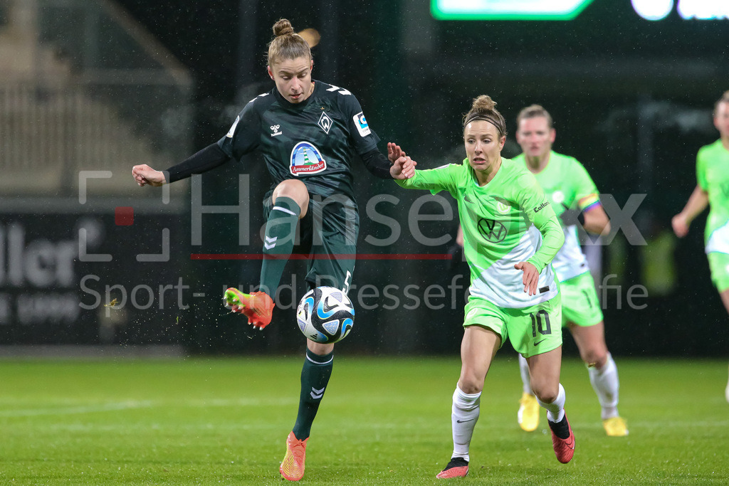 Fussball, DFB-Pokal Frauen, VfL Wolfsburg - SV Werder Bremen | v.li.: Michelle Ulbrich (SV Werder Bremen, 5) und Svenja Huth (VfL Wolfsburg, 10) im Zweikampf, Duell, Dynamik, Aktion, Action, Spielszene, DIE DFB-RICHTLINIEN UNTERSAGEN JEGLICHE NUTZUNG VON FOTOS ALS SEQUENZBILDER UND/ODER VIDEOÄHNLICHE FOTOSTRECKEN. DFB REGULATIONS PROHIBIT ANY USE OF PHOTOGRAPHS AS IMAGE SEQUENCES AND/OR QUASI-VIDEO.