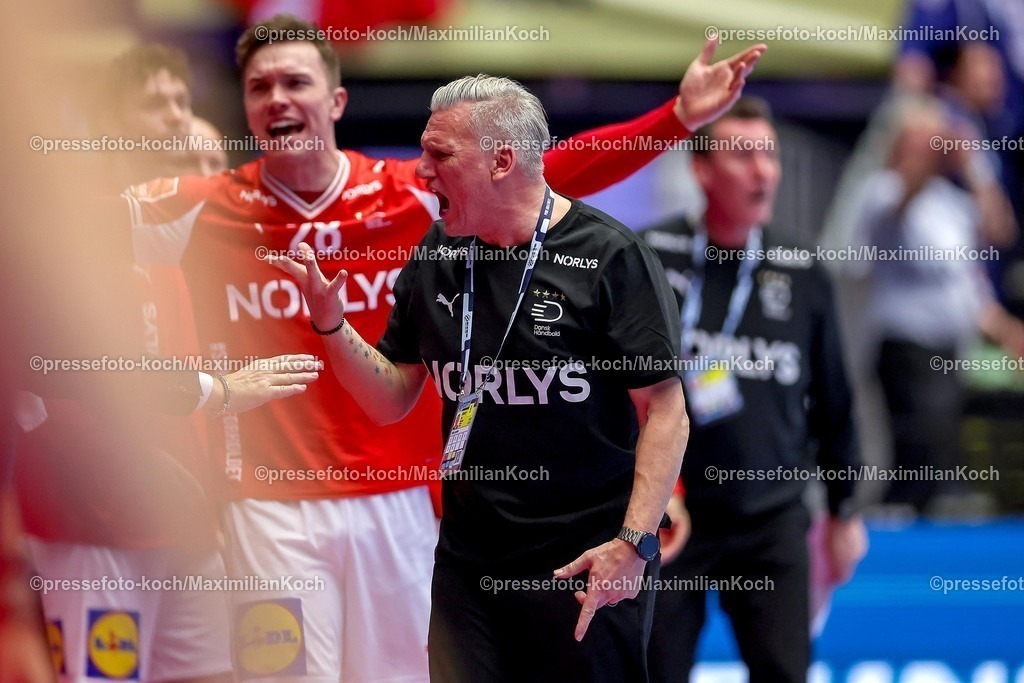 EHF20012602097 | 20.01.2026, Handball, Men's EHF EURO 2026, Dänemark - Portugal, Jyske Bank Boxen in Herning, Dänemark, Preliminary Round:  Headcoach Nikolaj Jacobsen (Denmark #hc) gestikulierend am Spielfeldrand  nach Foulspiel von  Victor Manuel Iturriza Alvarez (Portugal #08) an  Mathias Gidsel (Denmark #19) 