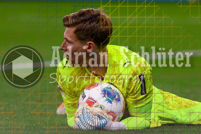 Bayer 04 Leverkusen vs Borussia Mönchengladbach - Bundesliga  | Leverkusen, Deutschland, 21.09.25:   Moritz Nicolas (Borussia Mönchengladbach) liegt mit Ball am Bodenwaehrend des Spiels der Bundesliga zwischen  Bayer 04 Leverkusen vs Borussia Mönchengladbach in der BayArena(Foto von Brauer-Fotoagentur / Adrian Schlueter)