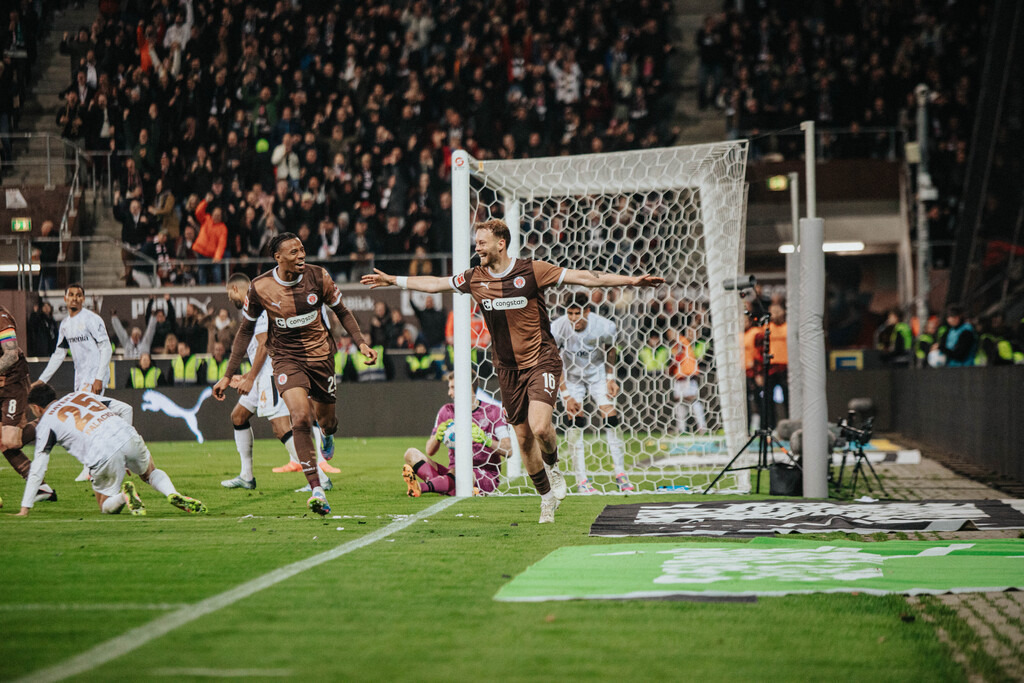 IMG_8711 | Der offizielle Shop für FC St. Pauli Fotos. Wähle aus Spielszenen & Fanmomenten dein FCSP Wunschformat. Wir liefern Millerntor-Atmosphäre.