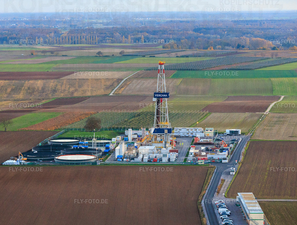 Bohrturm des Tiefenbohrplatz V20 von Vulcan Energy am Schleidberg zur Förderung von Geothermie und Lithium https://v-er.eu/de/ | Luftbild: Bohrturm des Tiefenbohrplatz V20 von Vulcan Energy am Schleidberg zur Förderung von Geothermie und Lithium https://v-er.eu/de/ in Insheim im Bundesland Rheinland-Pfalz in Deutschland. Foto: IMG_150983.jpg vom 05.11.2025 durch Werner Riehm/FLY-FOTO.de - Realisiert mit Pictrs.com