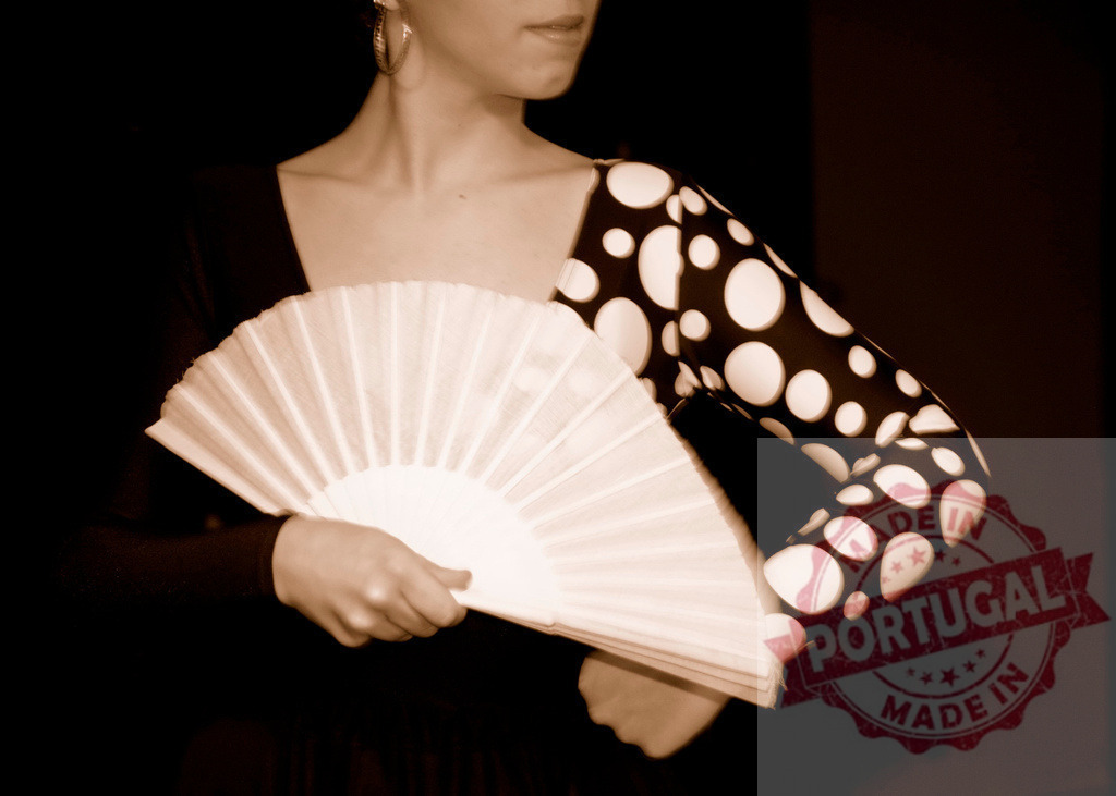 Flamenco dancer holding traditional Spanish hand fan | Flamenco dancer in polka dot sleeve holding a white traditional Spanish fan in sepia tone - Realisiert mit Pictrs.com