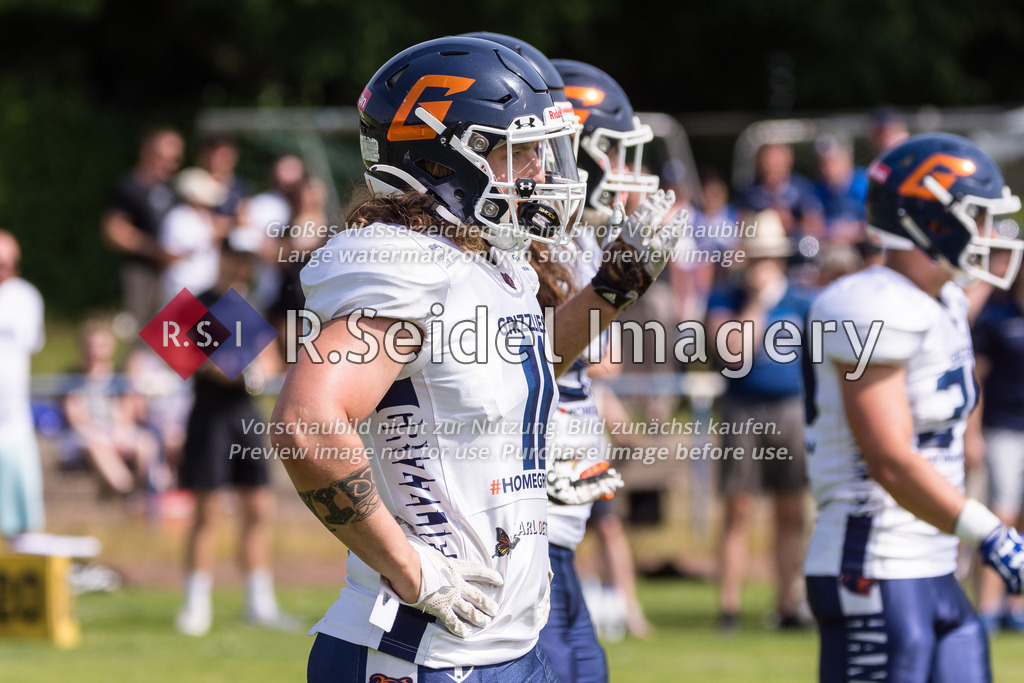 American Football, Saison 2022, Regionalliga Nord, Hamburg Blue Devils - Hannover Grizzlies, Dr.-Hermann-Schnell-Sportplatz (Hamburg), 18.06.2022, 4. Gameweek | D. Wittig (#11, Grizzlies, Defense)