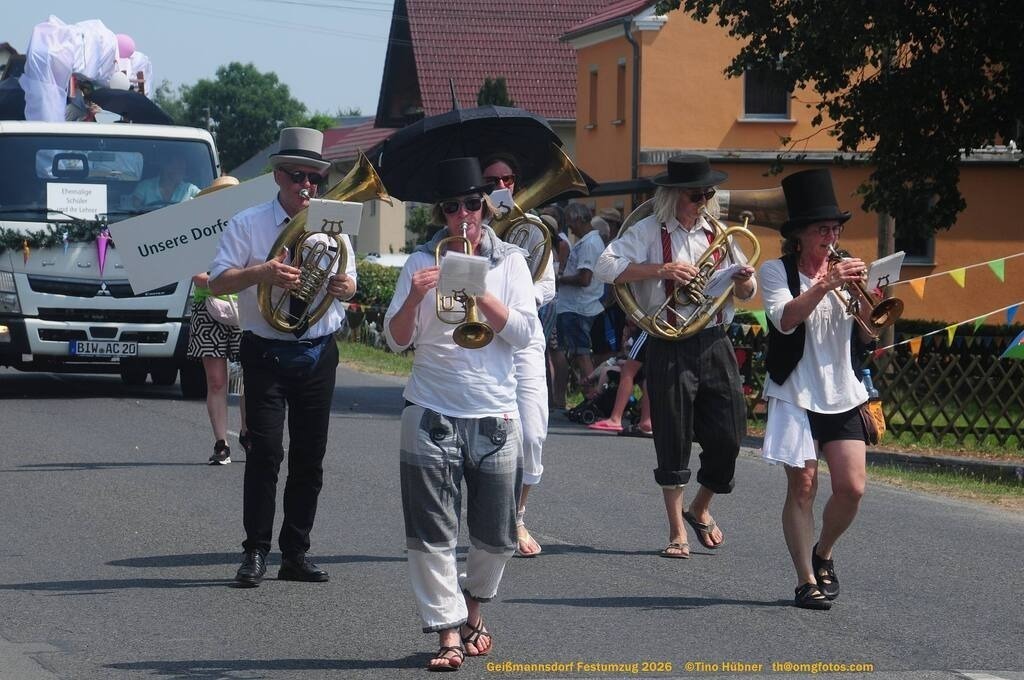 Geißmannsdorf-2026-Festumzug-087 | Festumzug in Geißmannsdorf bei Bischofswerda im Juni 2026. Fotografische Eindrücke und Momentaufnahmen vom Festumzug anläßlich des 800-jährigen Bestehens von Geißmannsdorf - mit Teilnehmern und Gästen, Strohpuppen und geschmückten Vorgärten und Grundstücken - Realisiert mit Pictrs.com