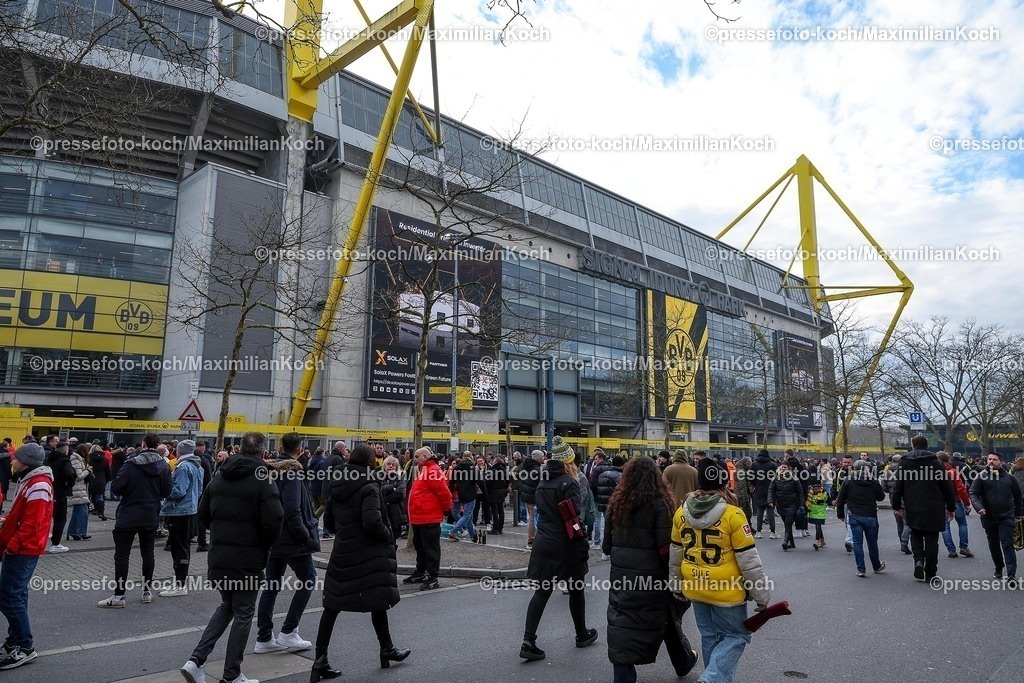 BVB08022502117 | 08.02.2025, Fußball, Borussia Dortmund - VfB Stuttgart, 1. Fußball Bundesliga, 21. Spieltag, Signal Iduna Park, Saison 2024 2025: Aussenansicht Fußballstadion Zuschauer Besucher Fans auf dem Weg ins StadionDFB regulations prohibit any use of photographs as image sequences and or quasi-video.