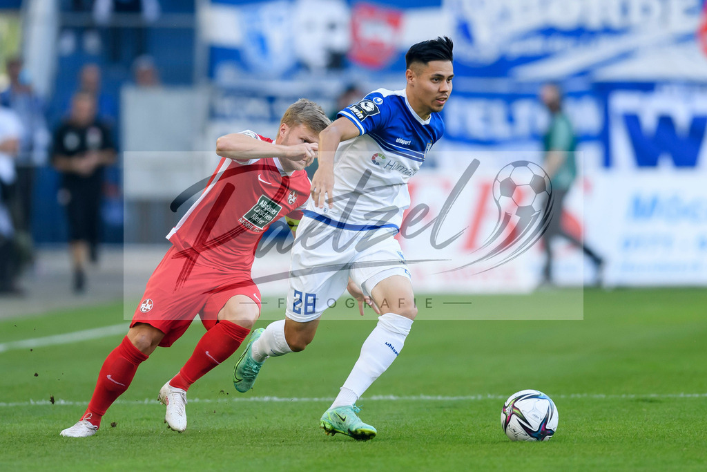 FCMFCK20210904_115 | Fussball, Herren: Jean Zimmer (1. FC Kaiserslautern) und Raphael Obermair (1. FC Magdeburg) im Zweikampf beim Spiel der 3. Liga zwischen 1. FC Magdeburg und 1. FC Kaiserslautern in der MDCC-Arena am 04.09.2021 in Magdeburg, Deutschland.DFB / DFL REGULATIONS PROHIBIT ANY USE OF PHOTOGRAPHS AS IMAGE SEQUENCES AND/OR QUASI-VIDEO. - Realisiert mit Pictrs.com