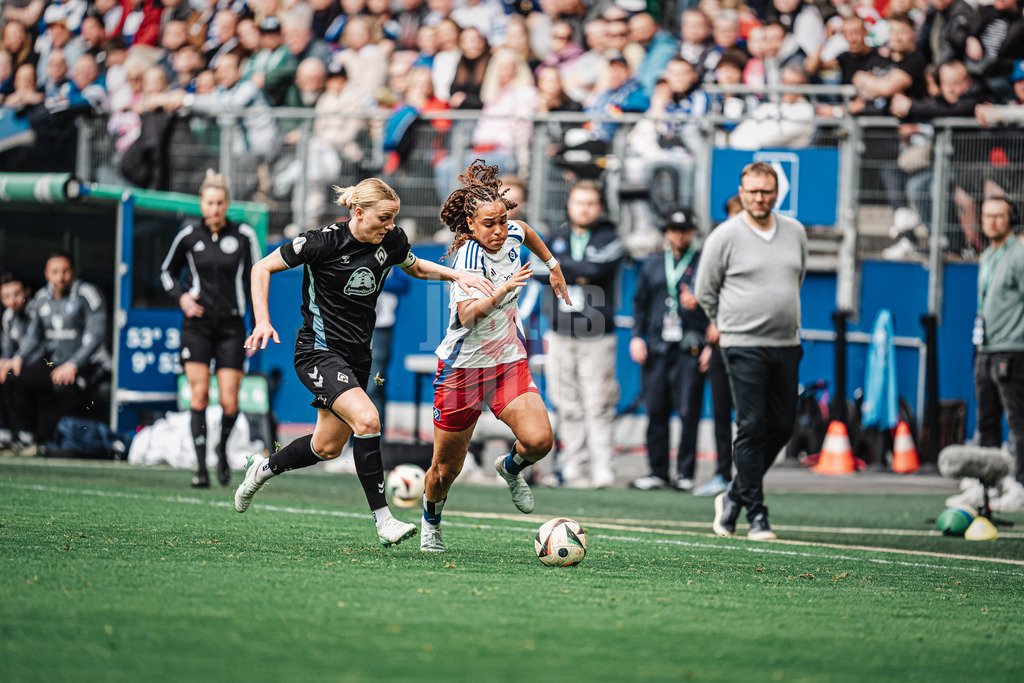 Fußball | Frauen | Saison 2024/2025  | DFB-Pokal der Frauen | Halbfinale | Hamburger SV vs. Werder Bremen | 23.03.2025 | v.l. Lina Hausicke (#18, Werder Bremen) gegen Lisa Baum (#11, HSV)