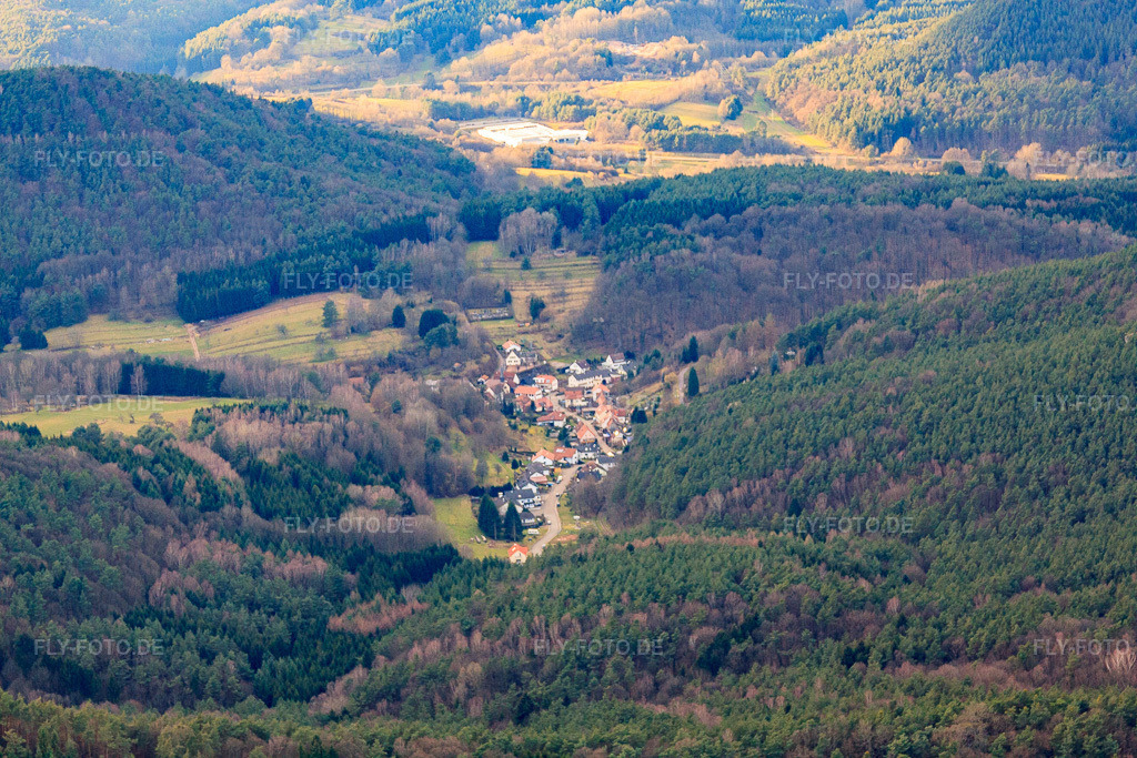 Luftbild: Dorf im Pfälzerwald im Winter von Osten in Dimbach im Bundesland Rheinland-Pfalz in Deutschland.Foto: IMG_62117.jpg vom 23.02.2014 durch Werner Riehm/FLY-FOTO.deAuflösung des Originals: 4752 x 3168 px