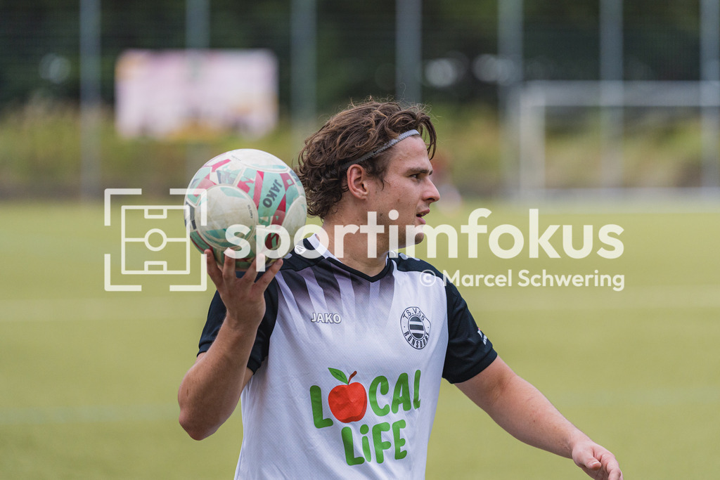 Wuppertaler Tennis-Stadtmeisterschaften | Felix Anton Suhre (TSV 05 Ronsdorf) bei einem Einwurf. TSV 05 Ronsdorf gegen SC 1920 Oberhausen, Niederrheinpokal, 1. Runde, Kunstrasenplatz Sportplatz Parkstraße, Wuppertal, 09.08.2026. - Realisiert mit Pictrs.com