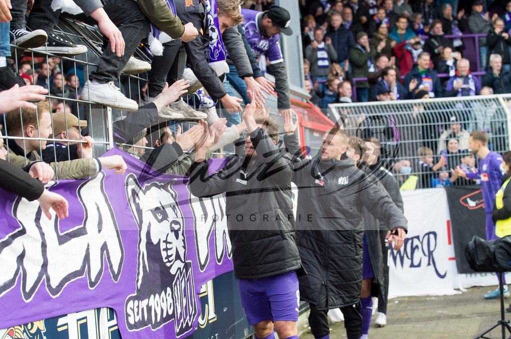 OSNTSV20211106_182 | Fussball, Herren: Ulrich Taffertshofer (VfL Osnabrueck) schaut bei dem Spiel der 3. Liga zwischen VfL Osnabrueck und TSV 1860 Muenchen im Stadion an der Bremer Bruecke am 06.11.2021 in Osnanbrueck, Deutschland.DFB / DFL REGULATIONS PROHIBIT ANY USE OF PHOTOGRAPHS AS IMAGE SEQUENCES AND/OR QUASI-VIDEO. - Realisiert mit Pictrs.com