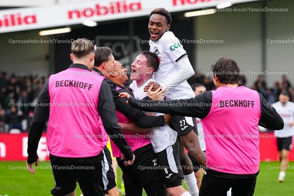 xYDRx25102501052 | 25.10.2025, xydrx, Fußball, 3.Liga, SC Verl - SSV Ulm 1846, Saison 2025 2026, Sportclub Arena:  Torjubel nach dem Tor zum 4:0 für den SC Verl durch Torschütze Dennis Waidner (SC Verl #8) zusammen mit Chilohem Onuoha (SC Verl #27) und den Auswechselspielern DFB regulations prohibit any use of photographs as image sequences and or quasi-video.