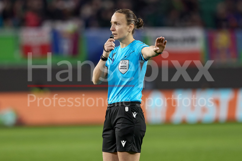 Fussball, UEFA Womens Champions League, VfL Wolfsburg - FC Barcelona | v.li.: FIFA Schiedsrichterin Ivana Projkovska (Nordmazedonien) gibt Anweisungen, gestikuliert, mit den Armen gestikulieren, Portrait, Nahaufnahme, Einzelfoto, Einzelbild