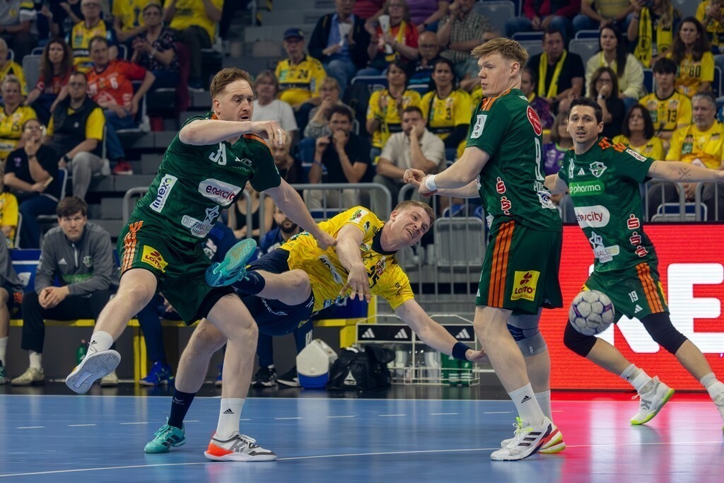 HBL (Handball-Bundesliga), Saison 2025/26, 33. Spieltag: Rhein-Neckar Löwen gegen TSV Hannover-Burgdorf | HBL (Handball-Bundesliga), Saison 2025/26, 33. Spieltag: Rhein-Neckar Löwen gegen TSV Hannover-Burgdorf***Haukur Thrastarson (25, Löwen) zieht ab - Realisiert mit Pictrs.com