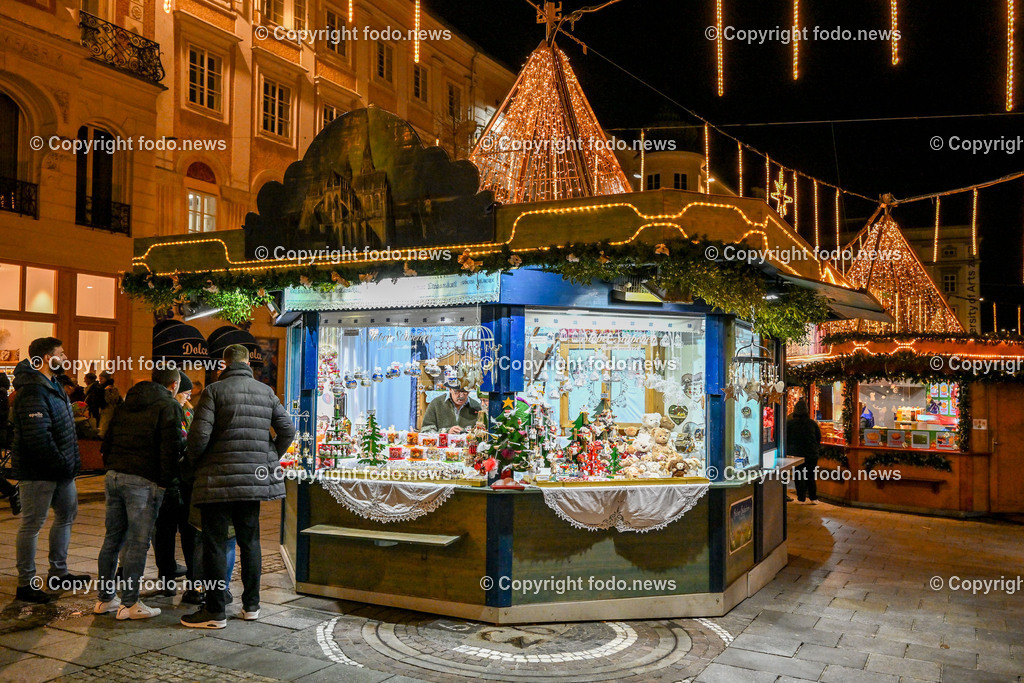 Weihnachtsmarkt_ Linz_ 22.11.2023-4 | 22.11.2023, Linz, AUT, Christkindlmarkt, Hauptplatz Linz, Weihnachtsdekoration, im Bild Christkindlmarkt, Weihnachtsmarkt, Hauptplatz Linz, Huetten, Standln, Besucher, Tradition, Brauchtum, Beleuchtung
