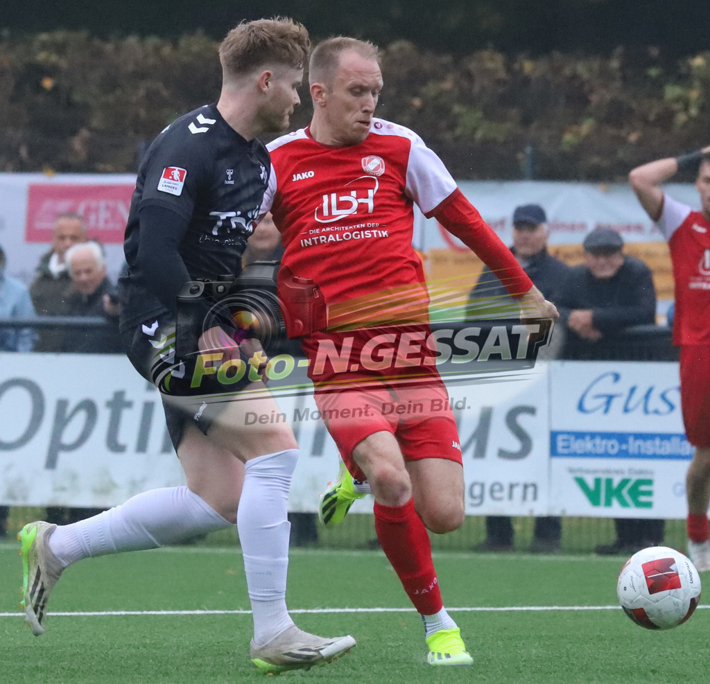 FC RW Kirchlengern - BV Bad Lippspringe | Auf dem Bild zu sehen: rot FC RW Kirchlengern: Lennard Wüllner ; schwarz BV Bad Lippspringe: Paul NitschFC RW Kirchlengern, BV Bad Lippspringe, Saison 25/26, Landesliga, Kirchlengern, Deutschland - Realisiert mit Pictrs.com