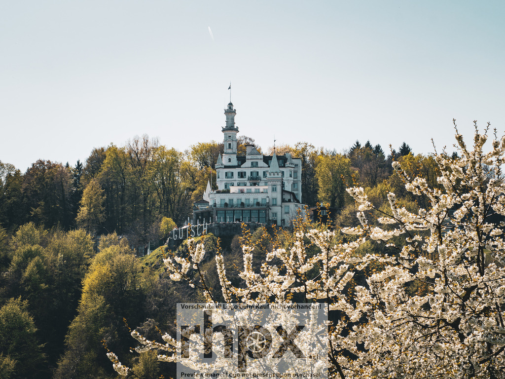 Château Gütsch Luzern – Frühling mit Blüten und Stadtblick | Frühlingshafte Perspektive auf das Château Gütsch oberhalb von Luzern. - Realisiert mit Pictrs.com