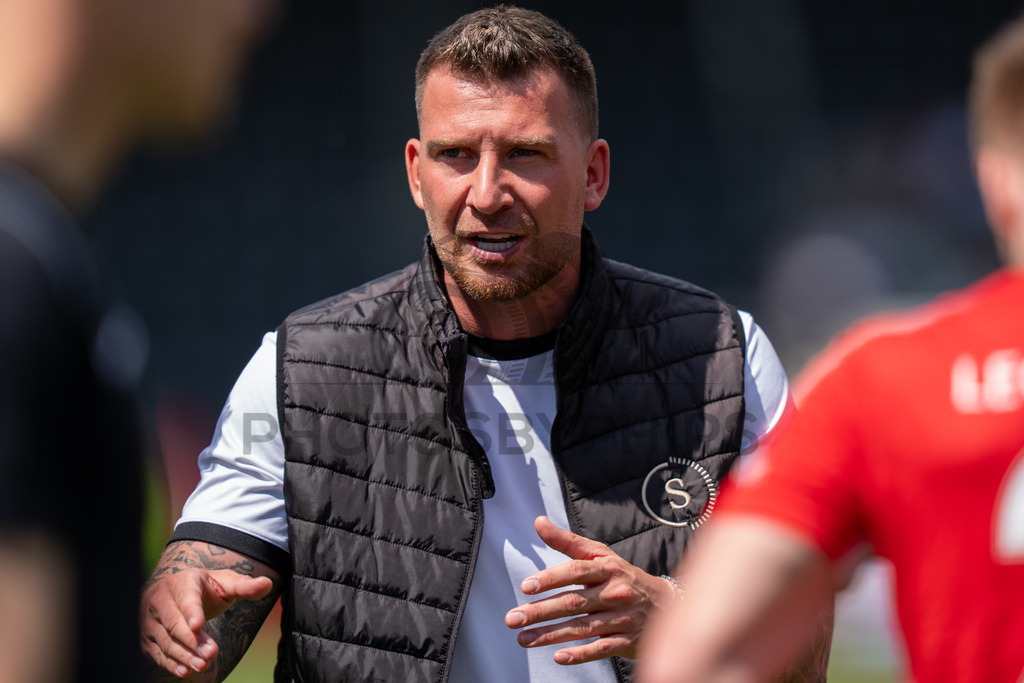 SG Sonnenhof Großaspach vs. SG Barockstadt Fulda-Lehnerz, Fussball, Regionalliga Suedwest, 33. Spieltag, 09.05.2026 | Pascal Reinhardt (Trainer SG Sonnenhof Großaspach) gibt Anweisungen in der Trinkpause,SG Sonnenhof Großaspach vs. SG Barockstadt Fulda-Lehnerz, Fussball, Regionalliga Suedwest, 33. Spieltag, 09.05.2026
