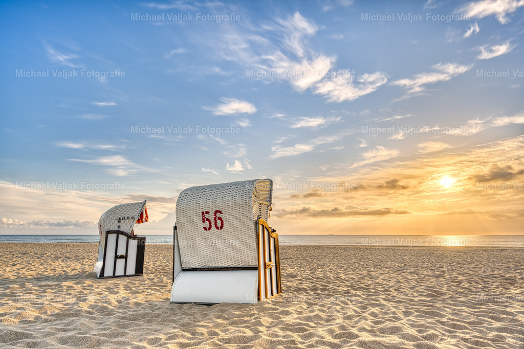 Strandkörbe an der Ostsee | Strandkörbe am Strand bei Ahlbeck auf der Sonneninsel Usedom am frühen Morgen.  - Realisiert mit Pictrs.com