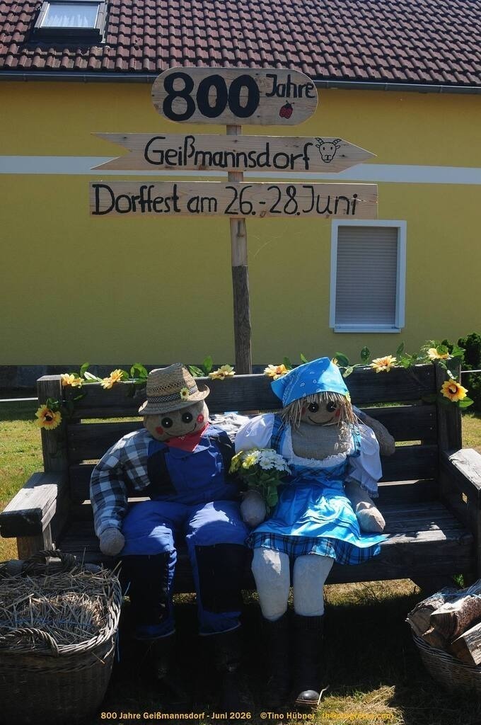 Geißmannsdorf-2026-Ortsbilder-708 | Geißmannsdorf bei Bischofswerda im Sommer 2026. Ein fotografischer Streifzug durch das Dorf Geißmannsdorf, mit Gebäuden, Straßen, Strohpuppen und geschmückten Vorgärten und Grundstücken anlässlich der 800-Jahr-Feier von Geißmannsdorf im Juni 2026 - Realisiert mit Pictrs.com