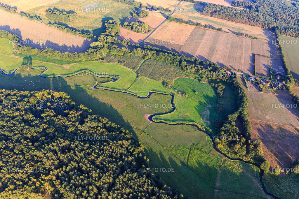 Zwischen Wiesen mäandernder Bachverlauf der Schaale | Luftbild: Zwischen Wiesen mäandernder Bachverlauf der Schaale im Ortsteil Bretzin in Bengerstorf im Bundesland Mecklenburg-Vorpommern in Deutschland. Foto: IMG_110513.jpg vom 21.08.2018 durch Werner Riehm/FLY-FOTO.de - Realisiert mit Pictrs.com