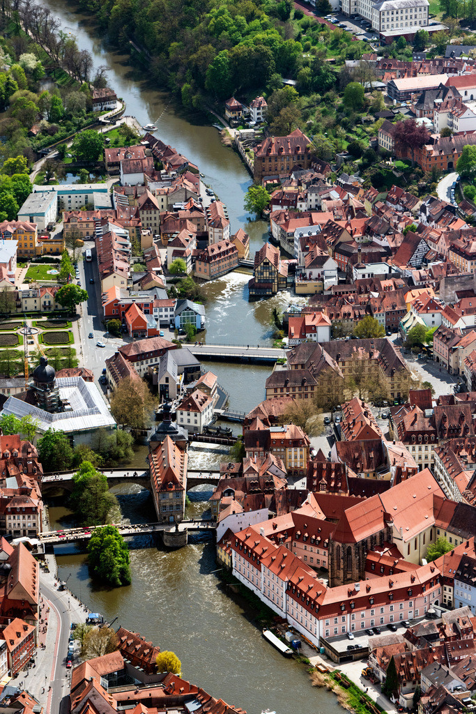 dr__0095415.jpg | BAMBERG 28.04.2022 Altstadtbereich und Innenstadtzentrum mit dem Alten Rathaus Bamberg zwischen Unterer Brücke und Oberer Brücke am Linken Regnitzarm in Bamberg im Bundesland Bayern, Deutschland. // Old Town area and city center with dem Alten Rathaus Bamberg between Unterer Bruecke and Oberer Bruecke on Linken Regnitzarm in Bamberg in the state Bavaria, Germany. Foto: Daniel Reiter
